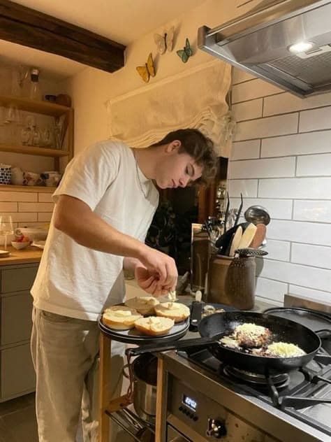 Sample FramesGame output — Cozy home cooking · skillet
