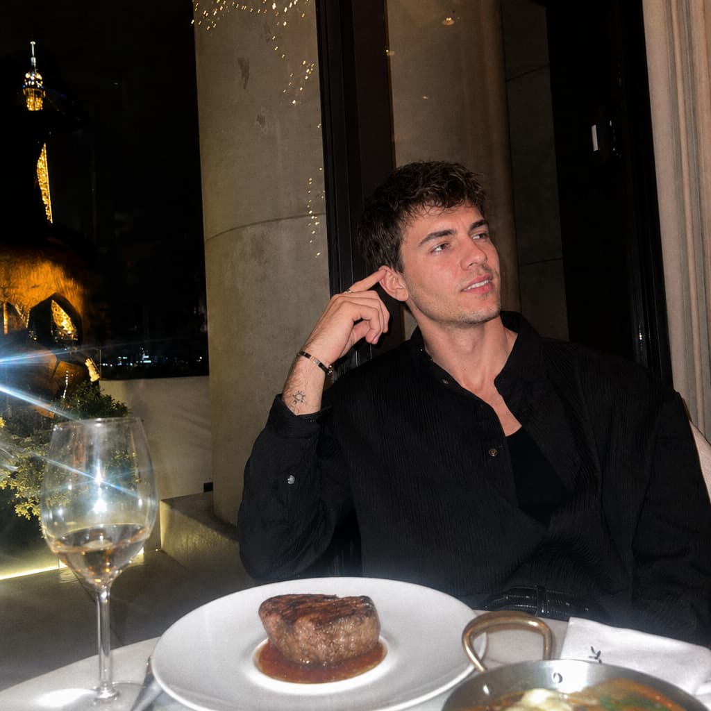 Sample FramesGame output — Paris · dinner