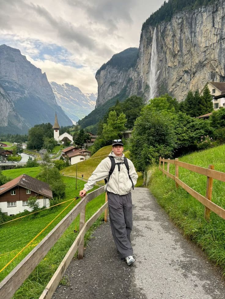 Sample FramesGame output — Alpine village trail · cloudy