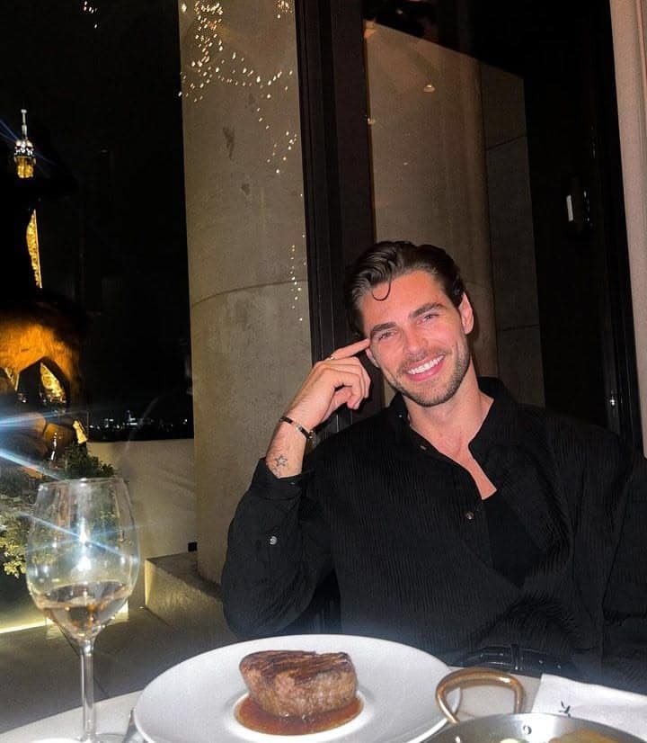 Sample FramesGame output — Fine dining · candlelit